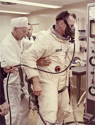 Các phi hành gia chuẩn bị kỹ lưỡng trước khi cất cánh.