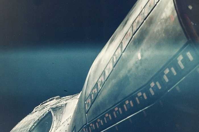 Sự quan sát đầu tiên của Ed White về vũ trụ từ trong tàu EVA thuộc nhiệm vụ Gemini 4, tháng 6 năm 1965.