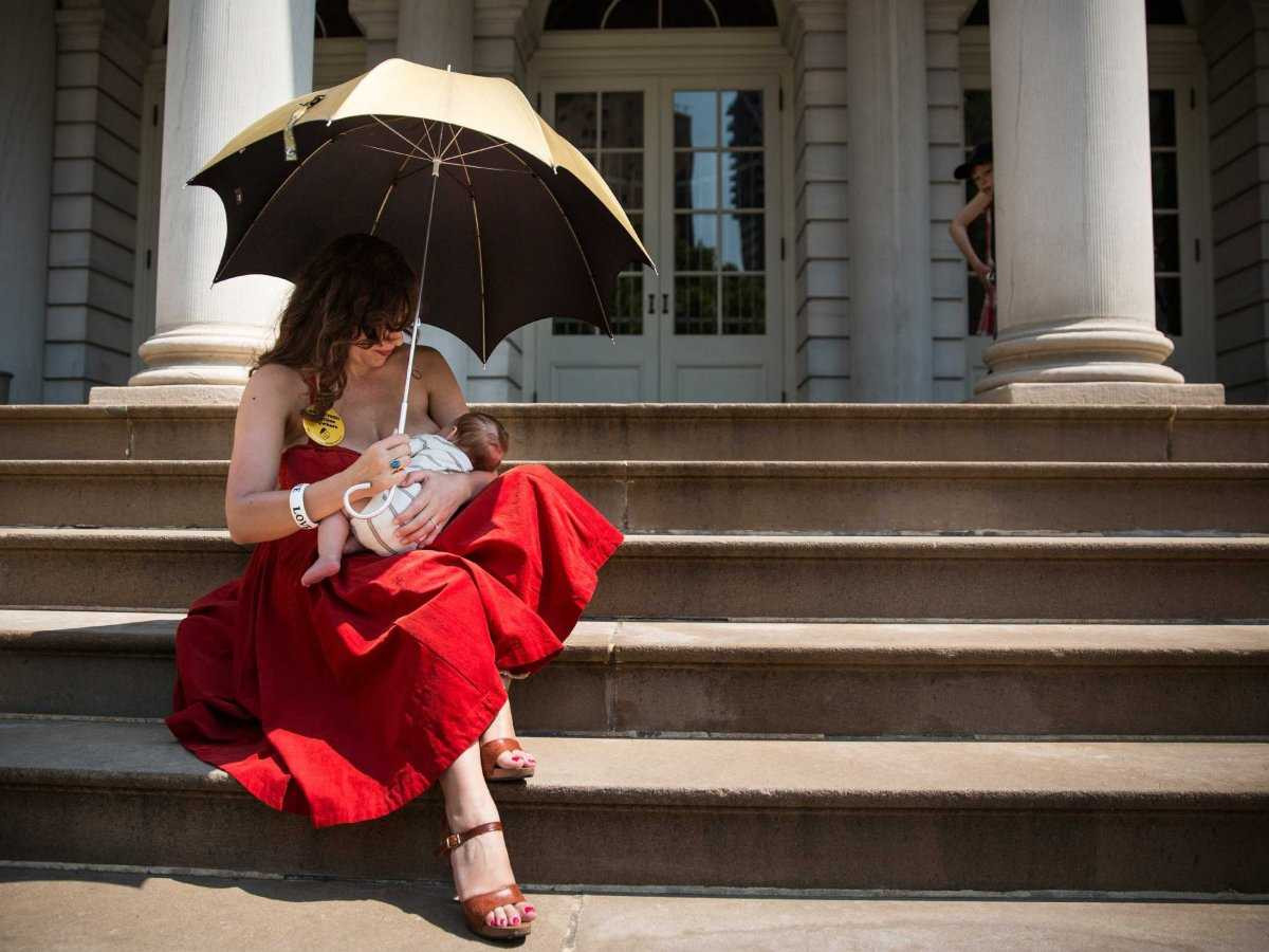 Sữa mẹ rất tốt cho sự phát triển của trẻ nhỏ 