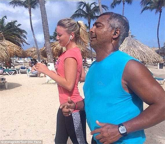 Dixie Pratt mới chỉ 19 tuổi và thực tế là bạn thân của Danielle, con gái Romario. Tuy nhiên điều này không ngăn cản Quỷ lùn đến với người tình trẻ. Thậm chí cặp đôi vẫn đang rất say đắm bên nhau suốt 8 tháng qua. 