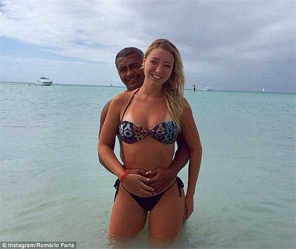 Trong buổi phỏng vấn đầu tiên sau khi công khai tình yêu với Romario, người đẹp tuổi teen chia sẻ những suy nghĩ khá già dặn về chuyện riêng tư. 'Với tôi, đó chẳng là vấn đề gì to tát cả, anh ấy cũng thế'.