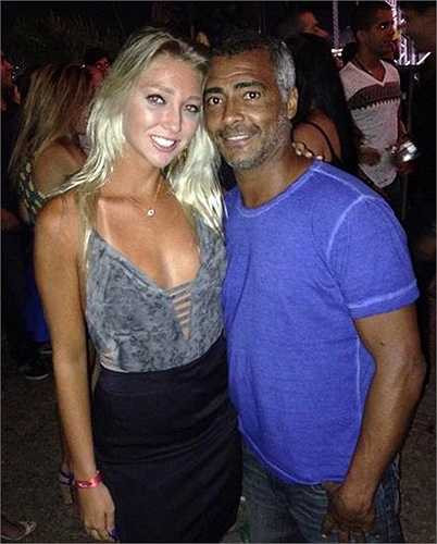 'Tôi không quan tâm khi mọi người bàn tán, nhưng bức xúc khi ai đó chỉ trích. Tôi không hiểu tại sao mọi người lại nói quá nhiều về khoảng cách tuổi tác giữa tôi và Romario trong khi tôi lại ko nghĩ gì', Dexie cho biết.