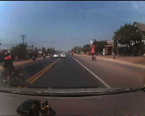 Rùng mình xe máy sang đường kiểu 'thách thức tử thần'