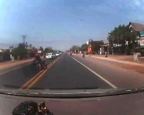 Rùng mình xe máy sang đường kiểu 'thách thức tử thần'