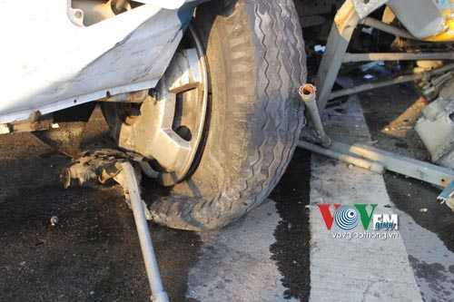 Xe khách suýt 'bay' khỏi cầu, du khách nước ngoài ngất xỉu