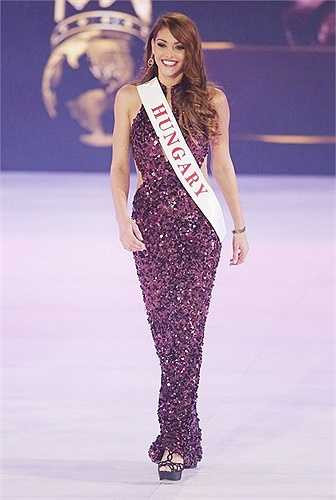 Edina Kulcsár - Á hậu 1 của cuộc thi Hoa hậu Thế giới 2014. Ưu điểm của người đẹp Hungary là nụ cười rạng rỡ và vẻ đẹp tràn đầy sức sống. Là một người mẫu chuyên nghiệp nên những màn trình diễn catwalk của Edina được ban giám khảo đánh giá rất cao.