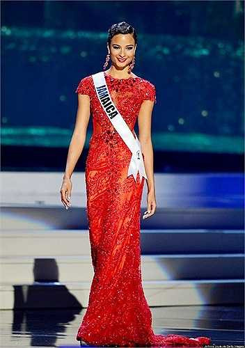 Dù chỉ xếp vị trí thứ 5 nhưng nhan sắc đến từ Jamaica thực sự đã gây sốt ở cuộc thi Hoa hậu Hoàn vũ 2014. Cô thậm chí còn được khán giả yêu thích, ủng hộ nhiều hơn đương kim hoa hậu. Sở hữu mái tóc tém cá tính cùng gương mặt rạng ngời và phong thái tự tin, Kaci Fennell luôn thu hút mọi ánh nhìn mỗi khi xuất hiện trên sân khấu.