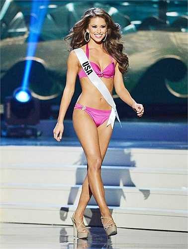 Nia Sanchez - đại diện của Mỹ ở cuộc thi Miss Universe 2014. Dù sở hữu chiều cao khiêm tốn so với nhiều thí sinh khác, nhưng không ai có thể phủ nhận vẻ đẹp ngọt ngào, lôi cuốn toát lên từ cô gái này. Cuối cùng, người đẹp sở hữu đai đen Taekwondo giành giải á hậu 1.