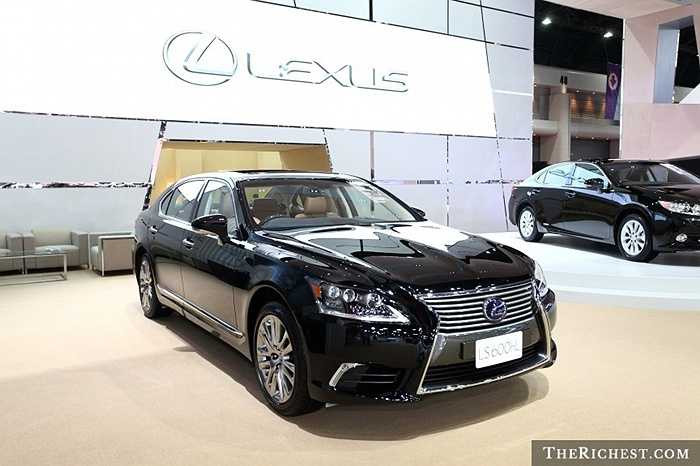 Bên cạnh sức mạnh của động cơ, điểm đáng chú ý khác của Lexus LS là trang thiết bị cao cấp, hiện đại, tương xứng với vị thế nằm trong top đầu của những dòng xe hạng sang.
