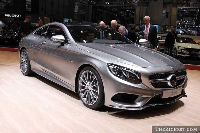 Các nhà thiết kế xe hơi và thiết kế thời trang đều rất nhạy bén với những khuynh hướng thay đổi và thị hiếu thời trang. Điều đó giải thích tại sao Mercedes-Benz S-Class luôn gắn kết với thời trang xa xỉ.