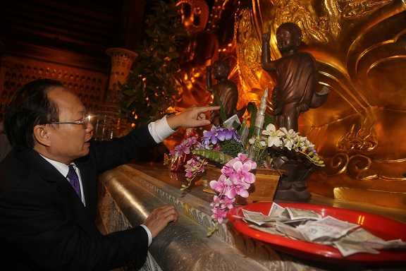 Bộ trưởng Văn hóa 'vi hành' kiểm tra đột xuất công tác tổ chức lễ hội