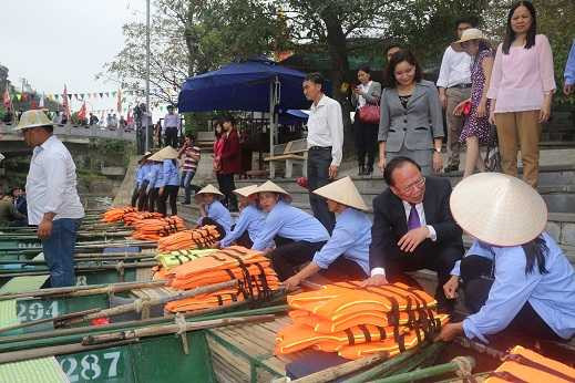 Bộ trưởng Văn hóa 'vi hành' kiểm tra đột xuất công tác tổ chức lễ hội