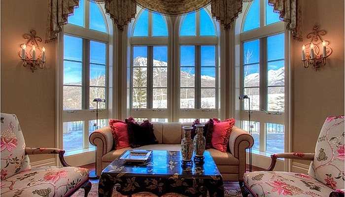 Diện tích sử dụng là hơn 1.400m2 và vị trí của căn nhà này ở vùng ngoại ô Crawford, Colorado, Mỹ