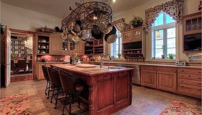 Nhà bếp rộng rãi với giá treo đồ rất tiện lợi gắn trên trần và bộ đồ nội thất xa xỉ
