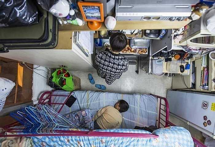 Với chi phí sinh hoạt đắt đỏ ở Hong Kong (Trung Quốc), nhiều người thực sự chật vật mới có đủ tiền thuê nhà. Vì vậy, không ít người phải ở trong phòng trọ chật chội