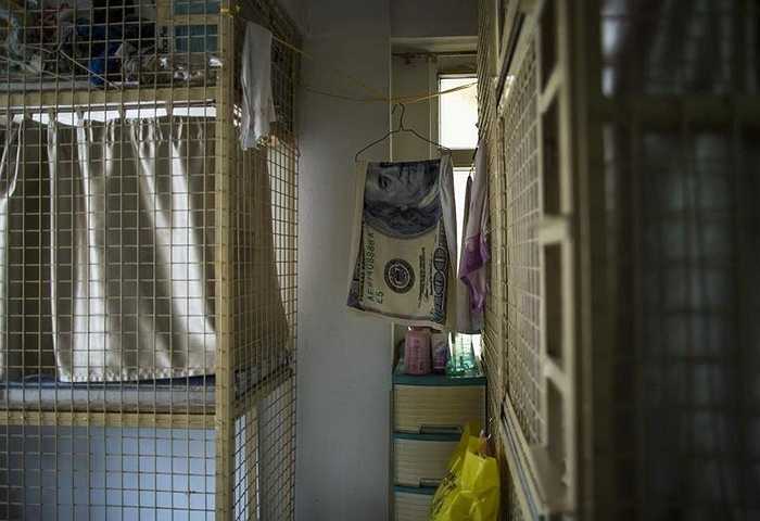 Một phụ nữ 56 tuổi chụp ảnh trong phòng thuê chỉ rộng 4m2, với giá thuê 1.200 nhân dân tệ/tháng