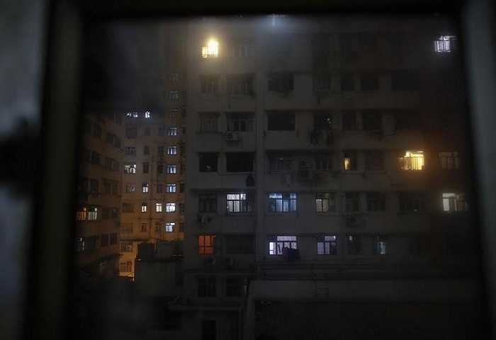 Khu nhà cho thuê lên đèn với những con người đang sống trong những phòng chật chội