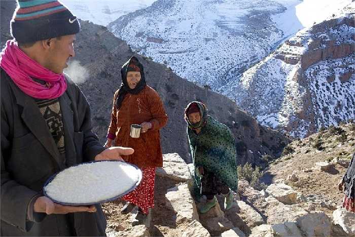 Một người đàn ông phục vụ món ăn đặc sản của người Berber ở làng Ait Sghir