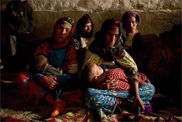 Bà mẹ Berber ôm ấp những đứa trẻ để sưởi ấm cho chúng