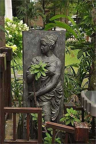 Những bức tượng, phù điêu và các bình gốm được bố trí hợp lý tô điểm thêm vẻ sang trọng cho mái ấm của nữ chủ nhân. 