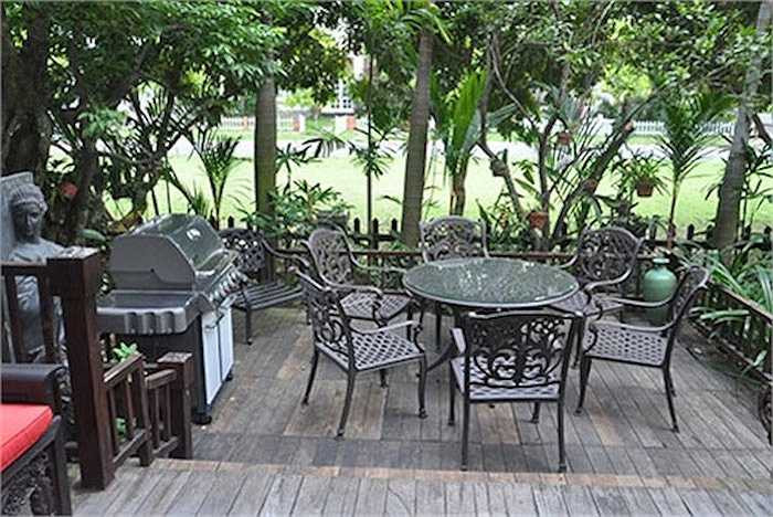 Những khoảng sân dạng terrace cũng được bố trí sát vườn cây, là chỗ để cô thảnh thơi trò chuyện cùng gia đình và bạn bè. 