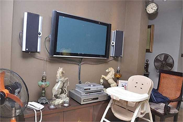 Đối lập với vẻ cổ kính của căn biệt thự, tiện nghi bên trong rất hiện đại. 