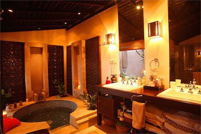 Hồ tắm jacuzzi tinh tế được đặt trong phòng riêng của hoa hậu, là nơi cô thư giãn sau một ngày làm việc mệt nhọc. 