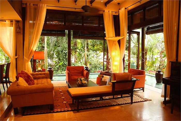 Phòng khách thoáng đãng, giao hòa với thiên nhiên nhưng cũng vô cùng ấm áp nhờ vào nội thất gam màu nóng và ánh đèn vàng. 