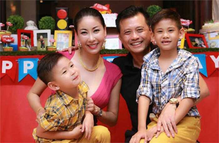 Ngoài ra, cả hai thường xuyên có những chuyến du ngoạn khắp nơi trên thế giới.