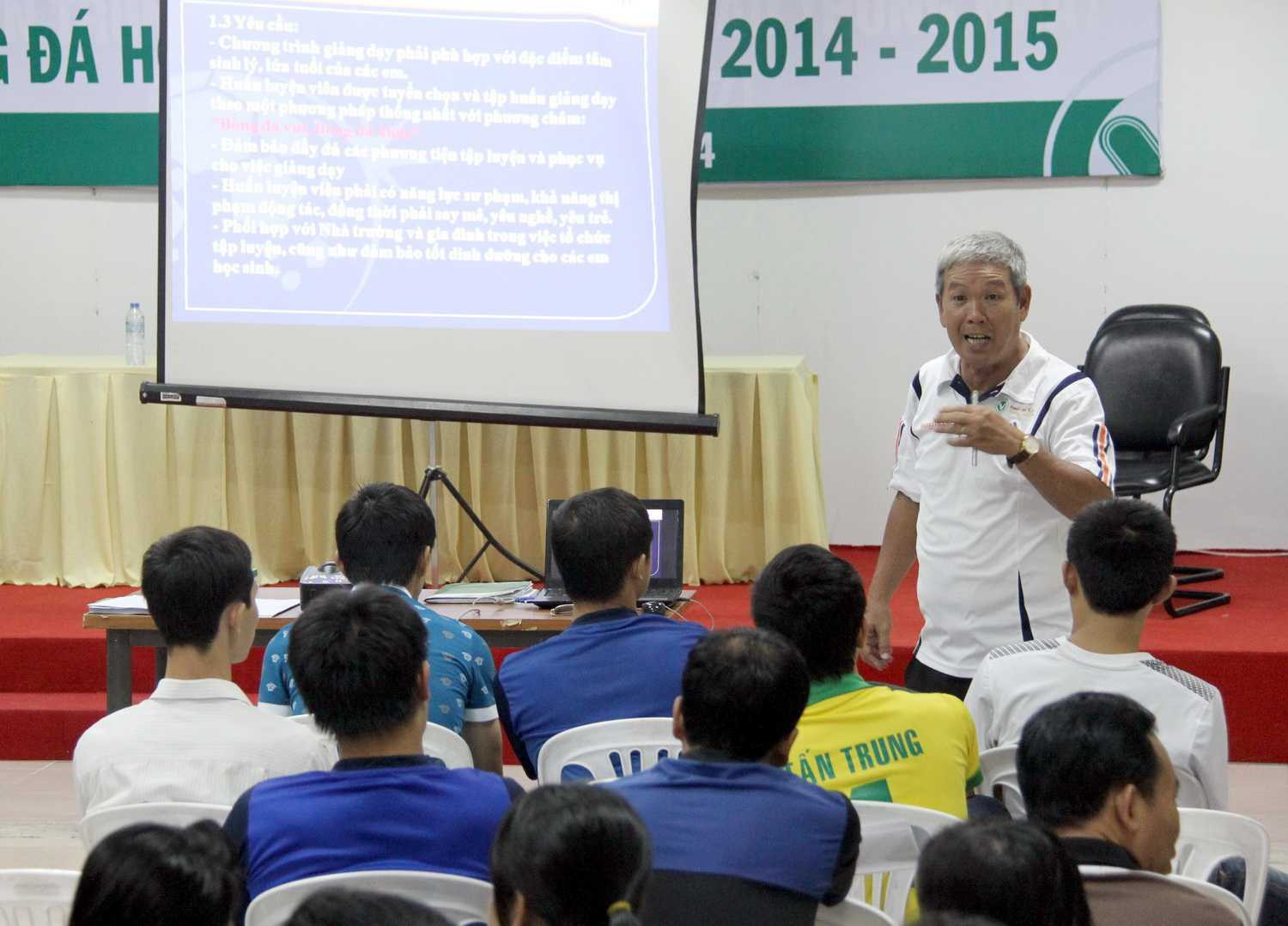 Chuyên gia Đoàn Minh Xương đứng lớp trong một chương trình bóng đá học đường tại TP.HCM