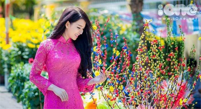 Sở hữu ngoại hình xinh xắn, nụ cười hút hồn, ngoài việc buôn bán, 9x Nha Trang còn góp mặt trong một số MV ca nhạc của nhóm La Thăng.