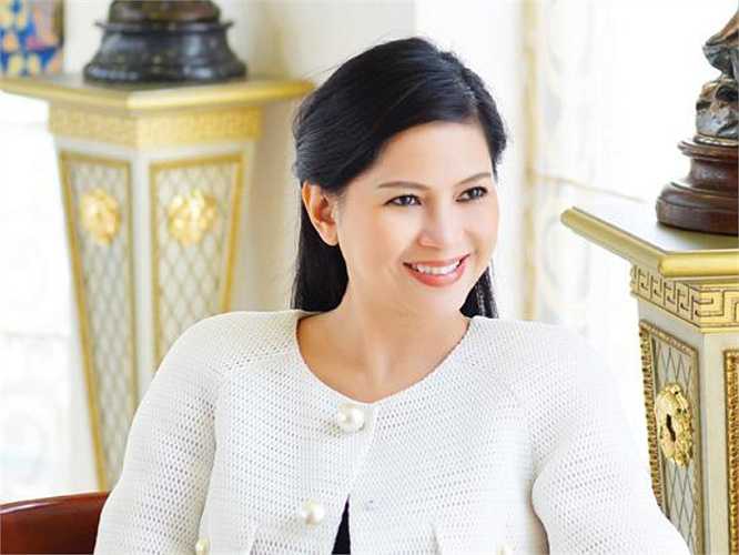 Sau khi mở siêu thị đầu tiên của Việt Nam vào năm 1995, bà Thủy Tiên đã được xem là người có bàn tay vàng khi hầu như bất cứ cái gì bà chạm vào đều hóa thành vàng.