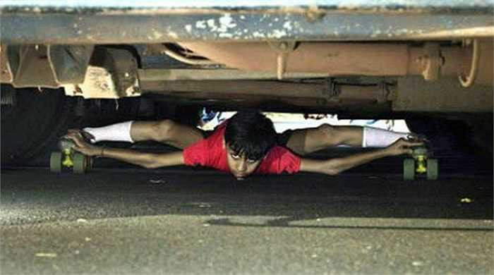 Trượt patanh 4 bánh hay trượt lăn dưới gầm ô tô không phải là môn dành cho những người yếu tim