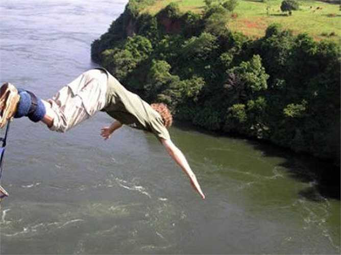 Nhảy từ trên vách đá dựng đứng xuống hồ nước có cá sấu