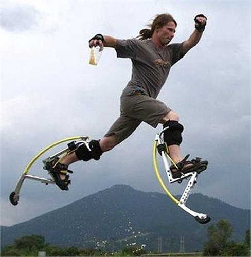 Đi cà kheo bình thường đã khó, nhưng đi cà kheo dạng đặc biệt và phải chạy tốc độ thế này còn khó hơn gấp bội