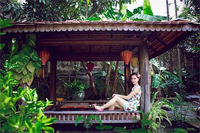 Một góc sân vườn là khu vực uống trà, nơi thả cần câu cá. Đây cũng là khoảng không yêu thích, gắn liền với tuổi thơ của á hậu Thiên Lý.