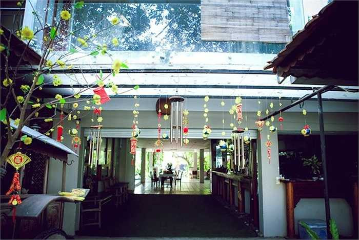 Gia đình nhà ngoại của Thiên Lý sống trong căn nhà hai tầng khá lớn, được xây với lối kiến trúc cũ. Trước đây, khu vực này dùng để kinh doanh khách sạn, nhưng về sau lại trở thành phòng sinh hoạt riêng cho các thành viên trong gia đình mỗi khi họ trở về.