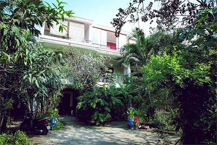 Quang cảnh nhà vườn nhìn từ bên ngoài. Sân vườn được trồng rất nhiều cây cảnh và cây ăn quả các loại.