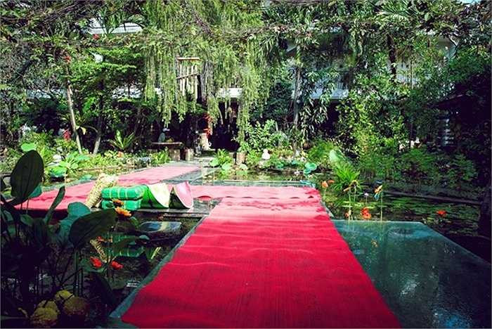 Hồ cá được xây giữa vườn, phía trên có lớp kính cường lực, có thể tự do đi lại. Đây cũng là nơi tụ tập mỗi khi các thành viên gia đình Thiên Lý trở về thăm nhà.