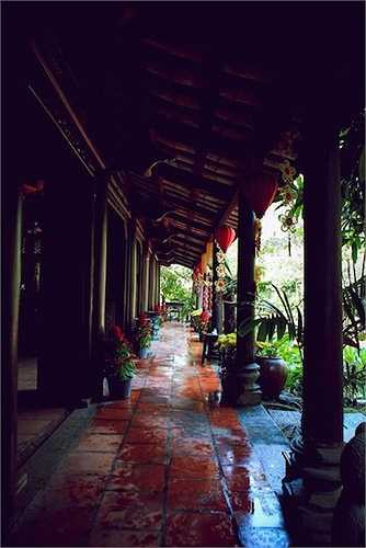 Sảnh trước của nhà thờ cúng được trang trí đẹp mắt với những chậu hoa tươi tắn.