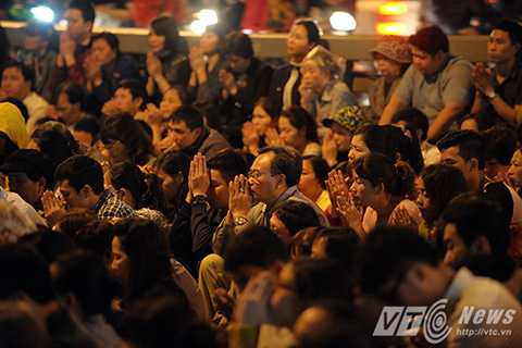 Ngàn người chen chân đến tổ đình Phúc Khánh làm lễ giải hạn đầu năm