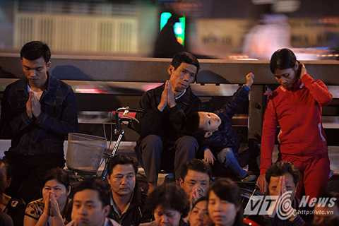 Ngàn người chen chân đến tổ đình Phúc Khánh làm lễ giải hạn đầu năm