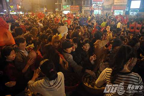 Ngàn người chen chân đến tổ đình Phúc Khánh làm lễ giải hạn đầu năm