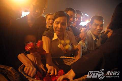 Ngàn người chen chân đến tổ đình Phúc Khánh làm lễ giải hạn đầu năm