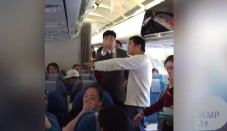 Video:Cặp vợ chồng Trung Quốc gây hỗn loạn trên máy bay