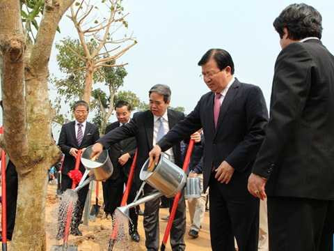 Các lãnh đạo tham gia lễ phát động Tết trồng cây Xuân Ất Mùi 2015 tại Thị Xã Phú Thọ, tỉnh Phú Thọ.