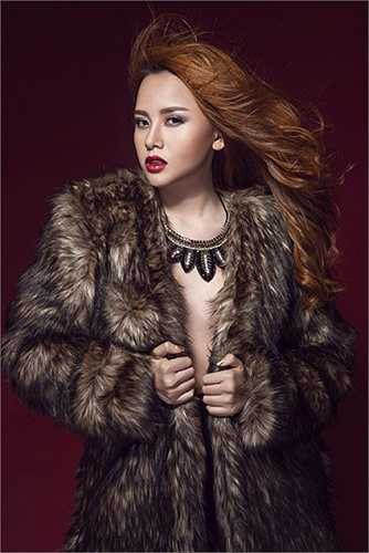 Do Bakel thi đấu xa nhà, mọi việc Myno đều cố gắng sắp xếp chu đáo giữa chăm sóc con nhỏ, chăm lo cho sự nghiệp mà cô dày công vun đắp bấy lâu. Myno cho biết, hàng ngày Van Bakel đều gọi điện động viên, an ủi vợ.