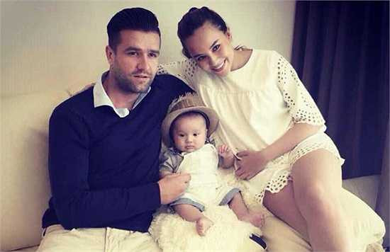 Bà mẹ một con tâm sự, sinh con là bước ngoặc lớn trong cuộc đời: 'Từ lúc có con, tôi cảm nhận được cái đích mình cần làm, cần hướng đến. Con trai là niềm tự hào, hạnh phúc của tôi và Bakel'.