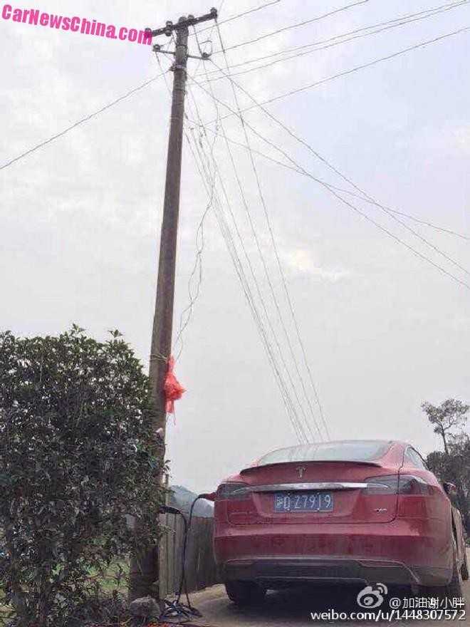 Cách sạc xe sang Tesla Model S 