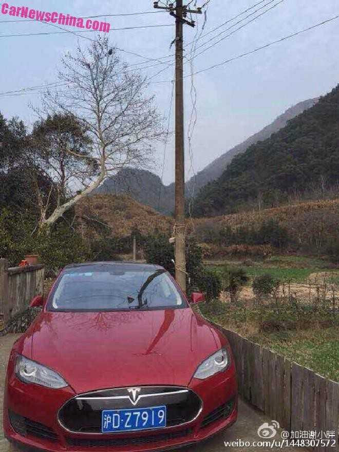 Cách sạc xe sang Tesla Model S